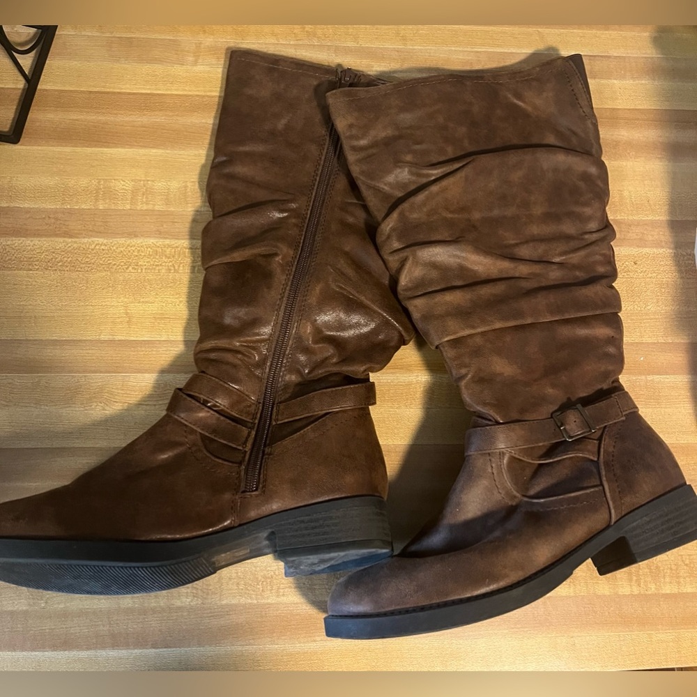 Dylan Wide Boots Size 8.5